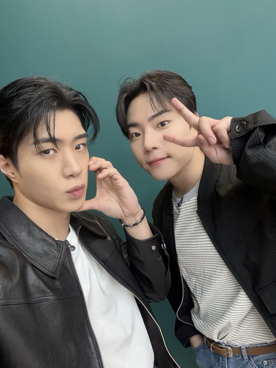 [Beauty On &amp; Off] EP.1 Idol Makeup

youtu.be/_GWljOGUvpg?si…

#온앤오프 #ONF
#이션 #E_TION #와이엇 #WYATT
#Beauty_On_and_Off