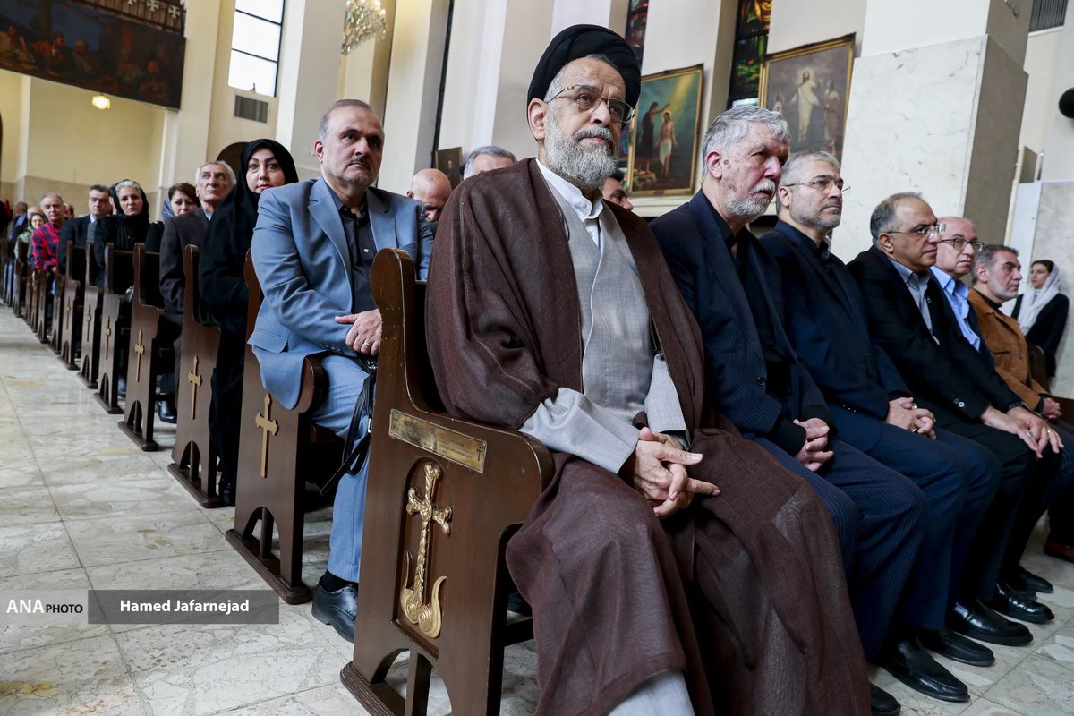 farnooshfam's tweet photo. کی باور می‌کنه؟
خامنه‌ای هنوز دفن نشده، اما مراسم چهلم‌اش را در کلیسا برگزار کردند!
جمهوری اسلامی رسما هیچ جای امنی نداره؛
جمهوری اسلامی تبدیل به یک کمدی تمام‌عیار شده https://t.co/p4ssUhjHK7