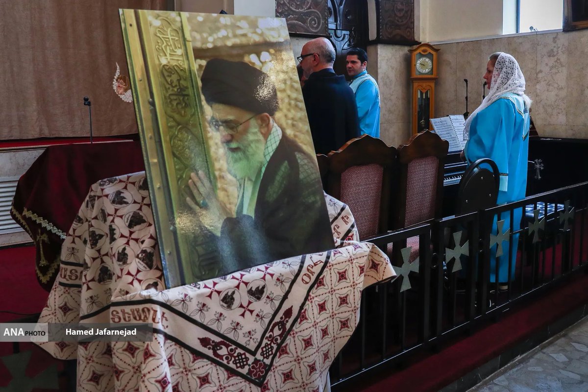 farnooshfam's tweet photo. کی باور می‌کنه؟
خامنه‌ای هنوز دفن نشده، اما مراسم چهلم‌اش را در کلیسا برگزار کردند!
جمهوری اسلامی رسما هیچ جای امنی نداره؛
جمهوری اسلامی تبدیل به یک کمدی تمام‌عیار شده https://t.co/p4ssUhjHK7