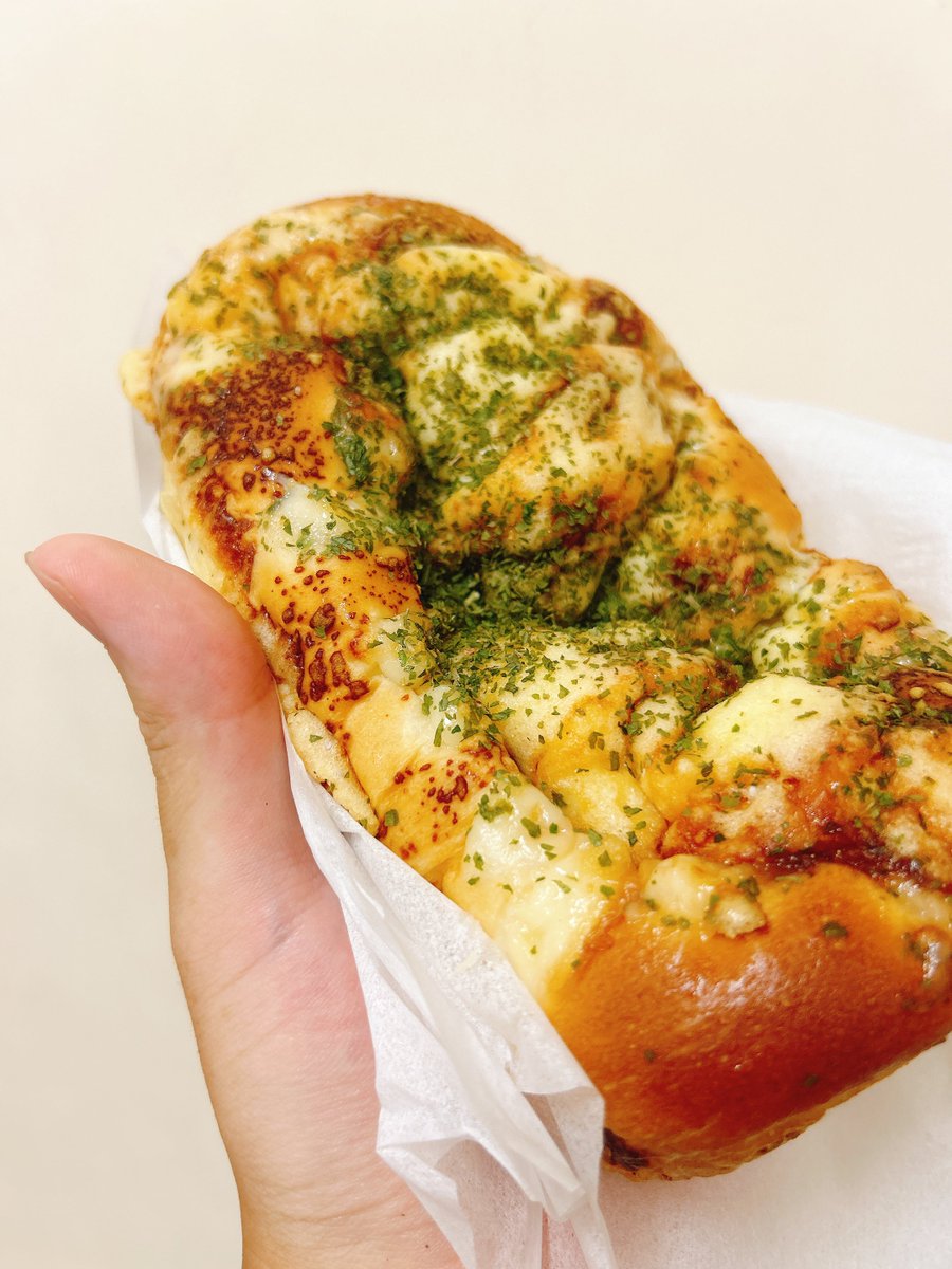 これをちゃんと切ってから食べる人を
「常識人」と呼ぶのだろうな
ワイはティッシュで持って直食い