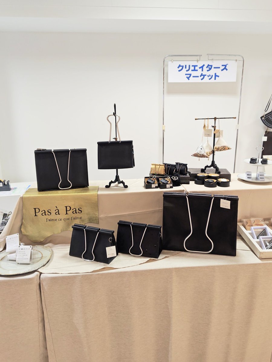 東武宇都宮百貨店
「クリエイターズマーケット」初日です！

ここまで横長なブースははじめてな気がします。
どこに居ていいか…そわそわしますが、みなさまにお会い出来るのを楽しみにしております。

【メンバーのみなさま】
１６８９４-いろは- さん
和ぐらすわーくす さん
あーきてくと さん