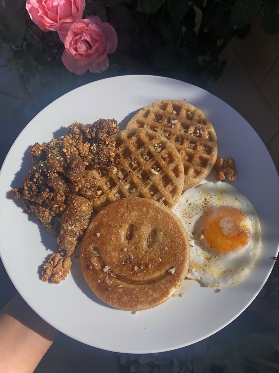 lowkeycarefree's tweet image. chickie &amp;amp; waffle craving was most definitely satisfied today 🥹 and alll these foods gon give you that good brain 🧠✨🙃 we got air fried lion’s mane mushrooms (my fave chickie substitute), almond flour waffles topped w/ walnuts &amp;amp; maple syzurrrp + one lightly fried egg 💪🏽 #gainz