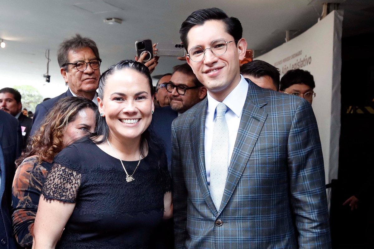 Felicidades a <a href="/r_velascoa/">Roberto Velasco Álvarez</a> por su ratificación en el Senado como Canciller de México.

Representa a una generación preparada, con oficio y un profundo compromiso con el país. Su juventud es una fortaleza en un momento que exige visión, energía y resultados.

México cuenta hoy con