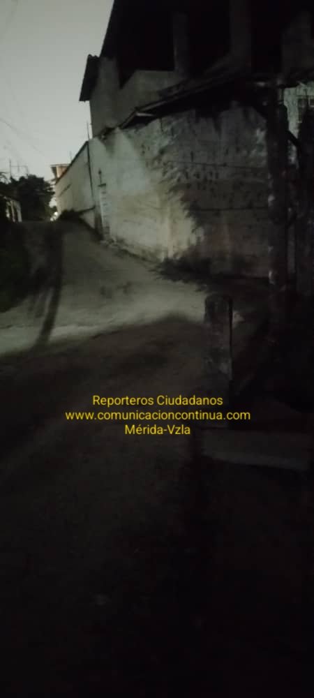 ComuniContinua's tweet photo. #07abr...Vecinos del sector El Caucho, avda Los Próceres en Mérida, piden a las actividades la urgente reparación del alumbrado público( luminarias) https://t.co/g9n0YvbOUi