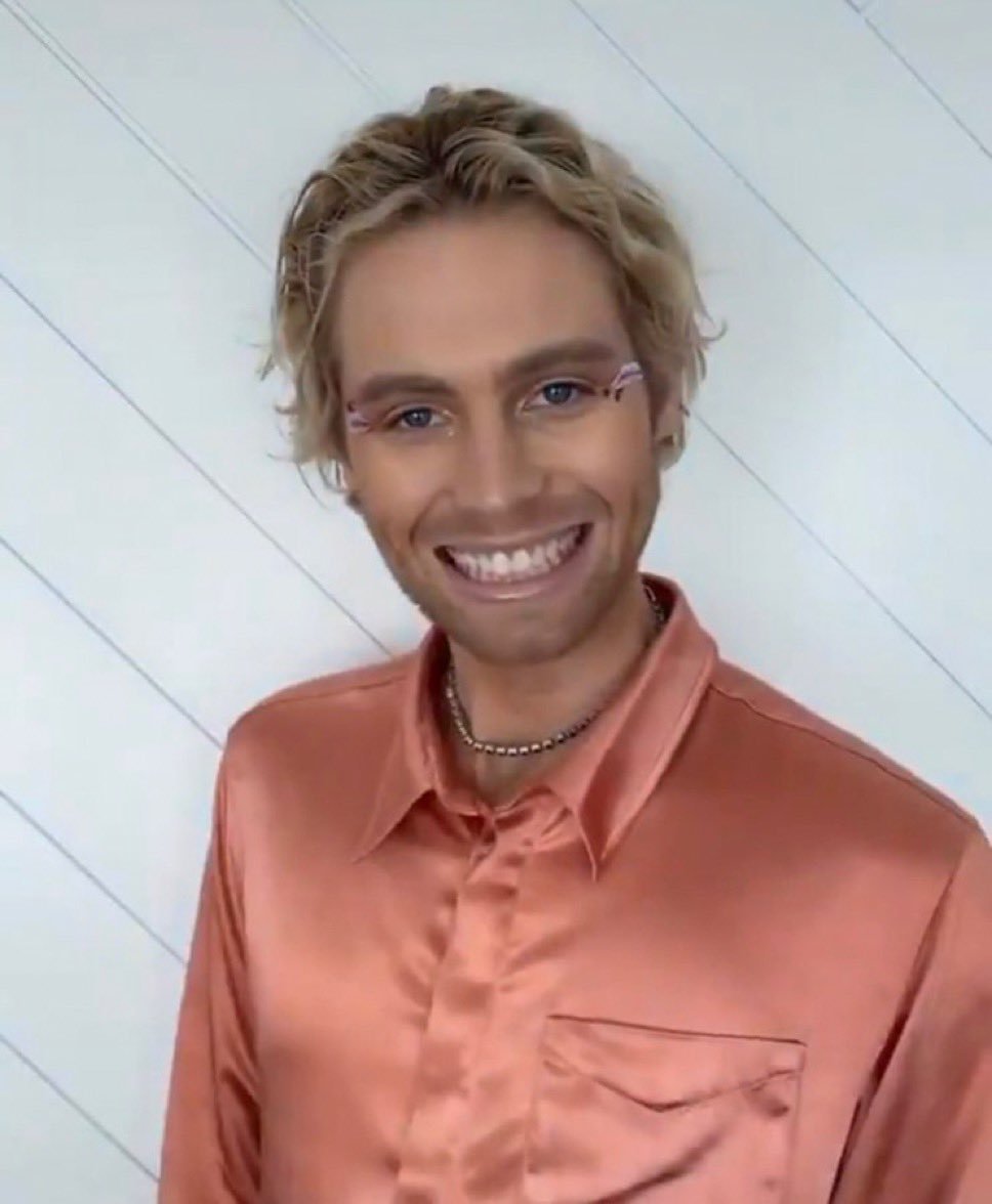 lau is seeing 5sos ⋆.˚ tweet media