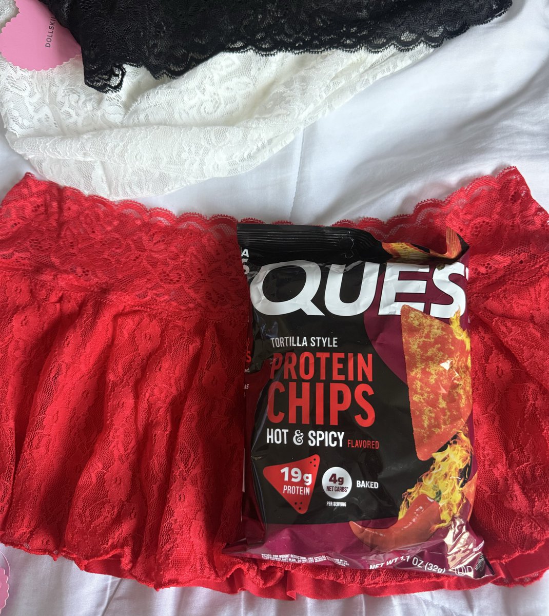 prisilasweets's tweet photo. last min shopping for my coachella fits and the skirt i got is literally the length of a bag of chips what now https://t.co/vgnfmVvKwX