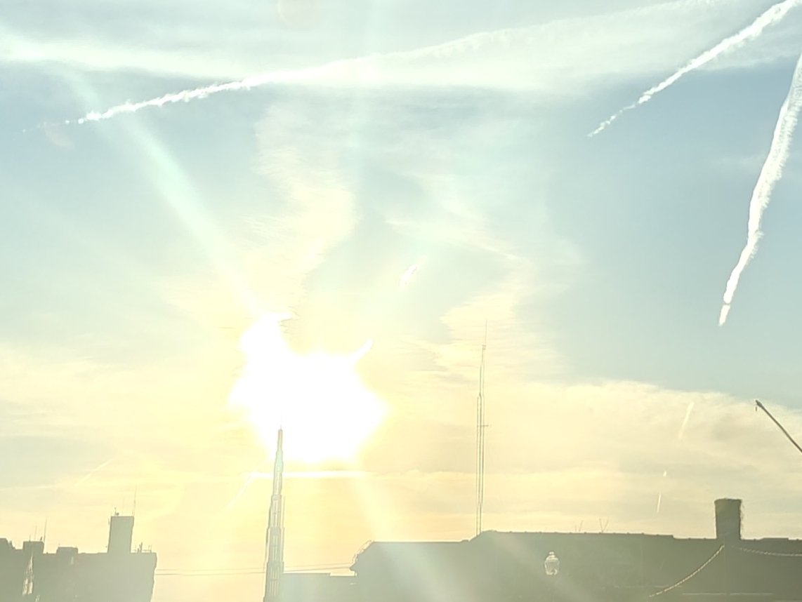 Rebeccabigsix2's tweet photo. They even painted Chem trails in the food bank mural. How fitting.
They're in a hurry to cover something up tonight. Tell me that sun is normal. F*ck outa here. When is this gonna stop? https://t.co/jr1rAMachn