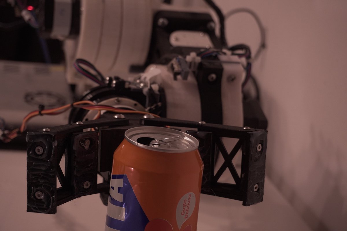 BuildSensor's tweet photo. Built the arm.
Built the gripper.
Now it pours. 🤖

No kit. No shortcuts. 100% scratch built in my workshop.

#Robotics #BuildInPublic #RobotArm https://t.co/svRz3kO6Pn