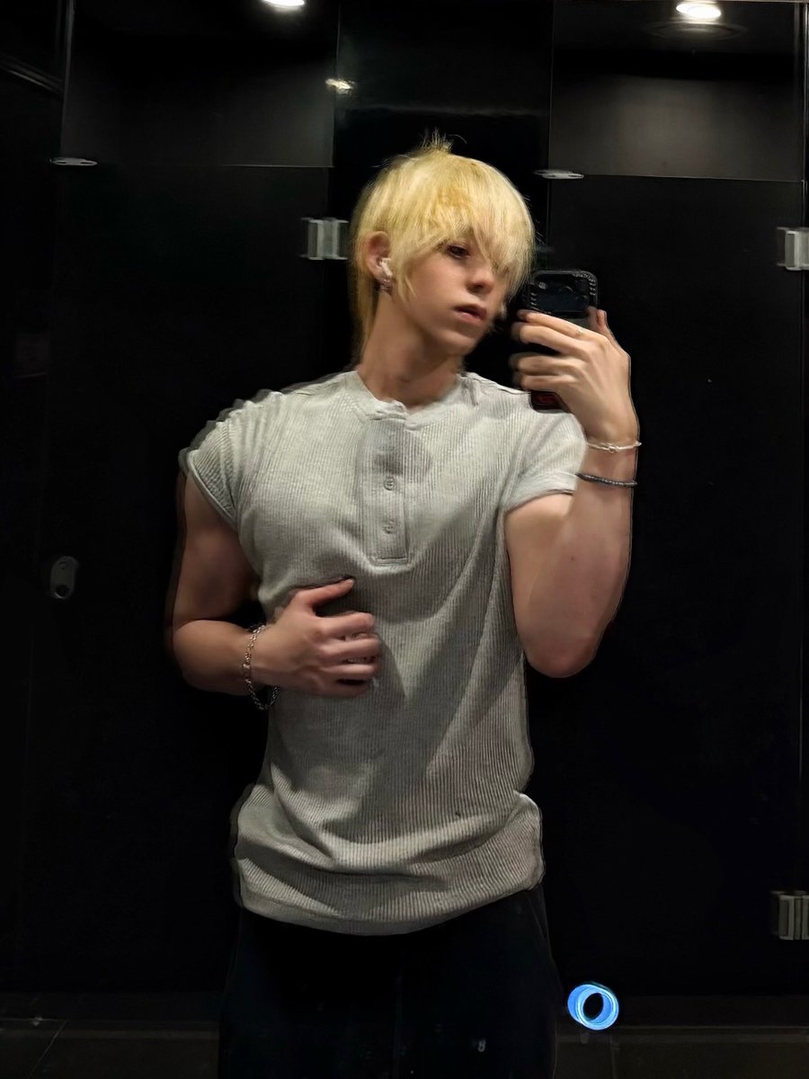 hana˚࿔*:・ tweet media