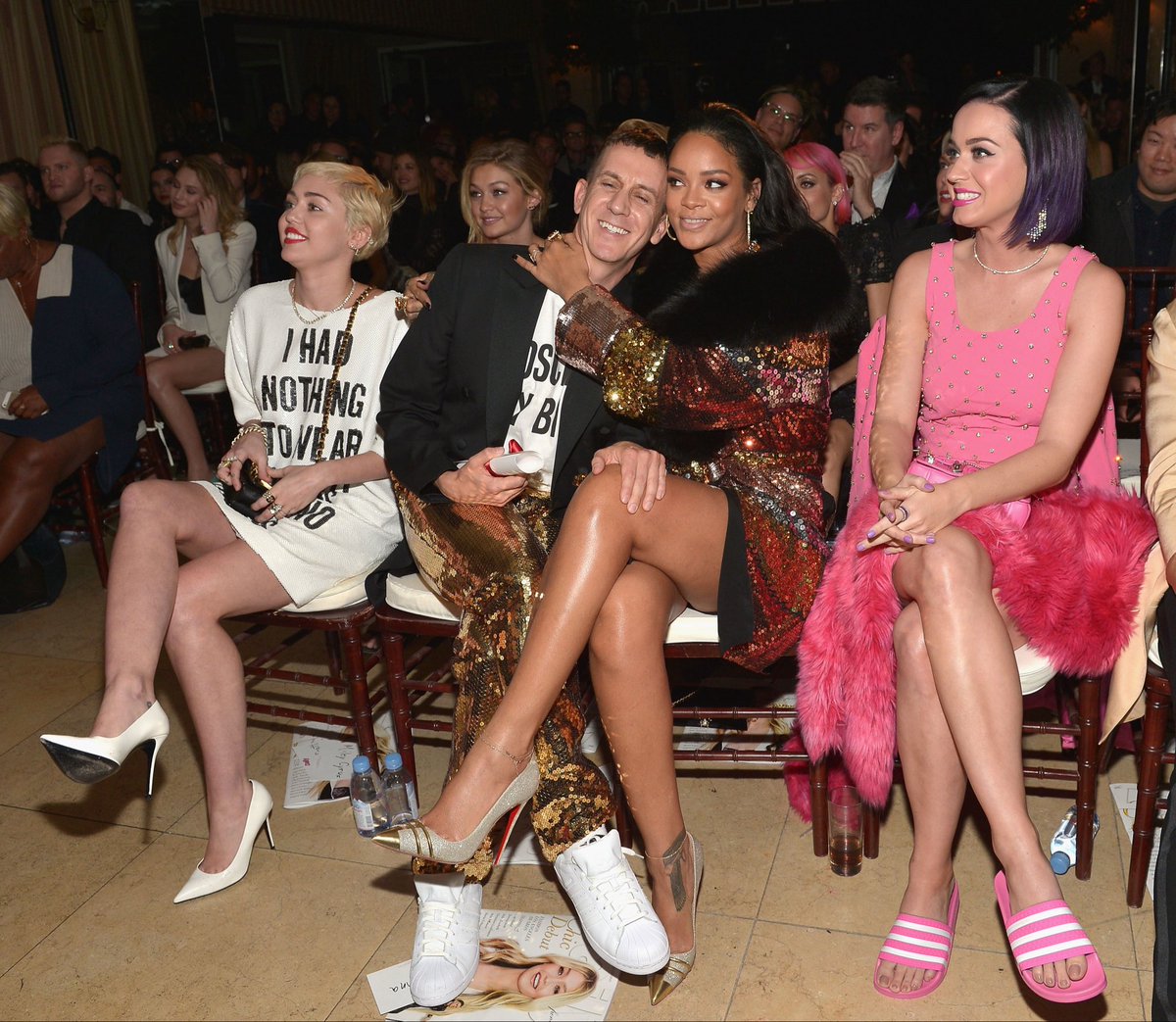 notgwendalupe's tweet photo. Miley Cyrus, Jeremy Scott, Rihanna, and Katy Perry (2015) https://t.co/GVJCNVXtez