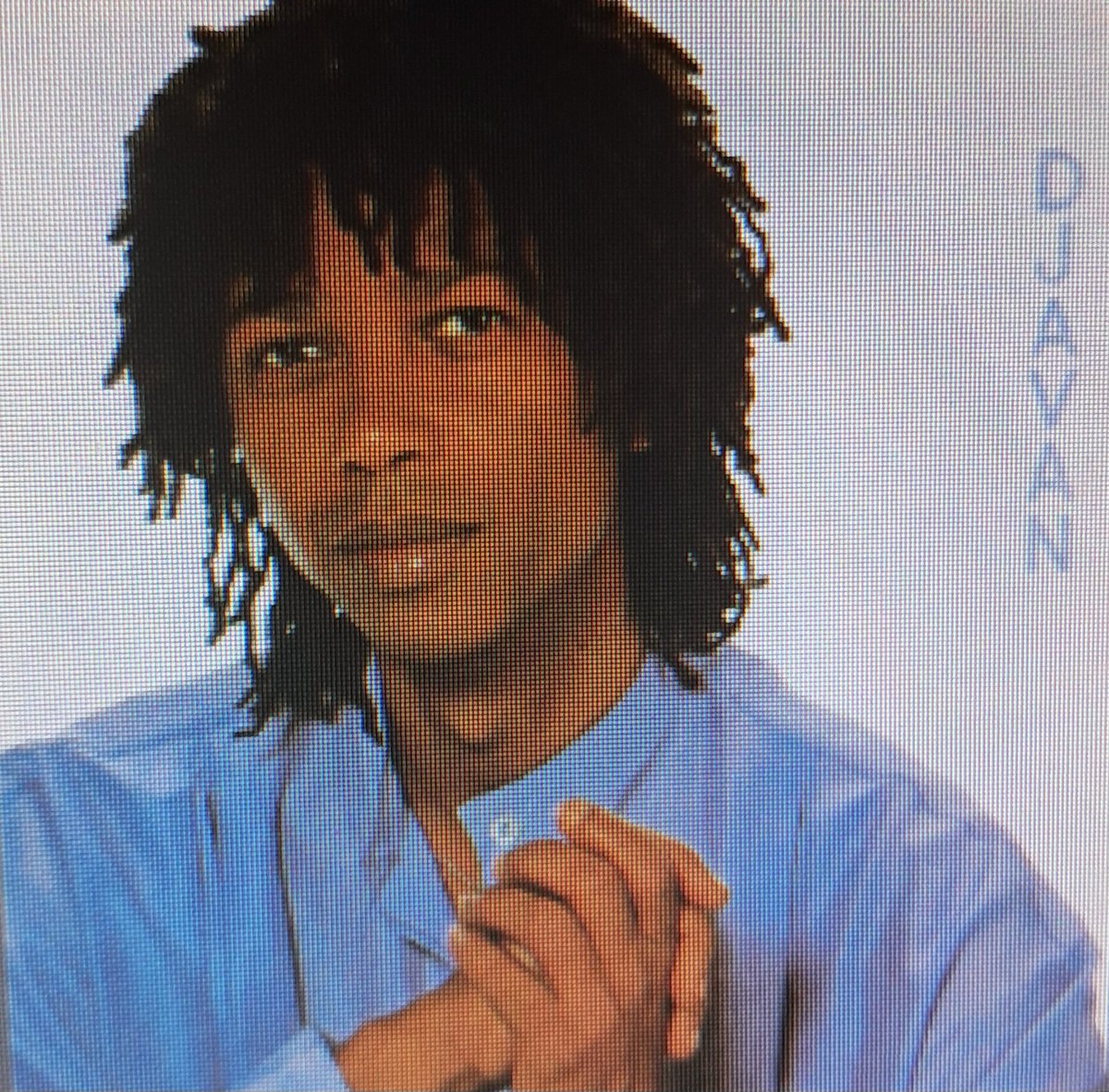 Imagina estar cansado, olhar pra baixo comnos olhos caídos, voltar os olhos a tela do computador e o Djavan estar te olhando assim