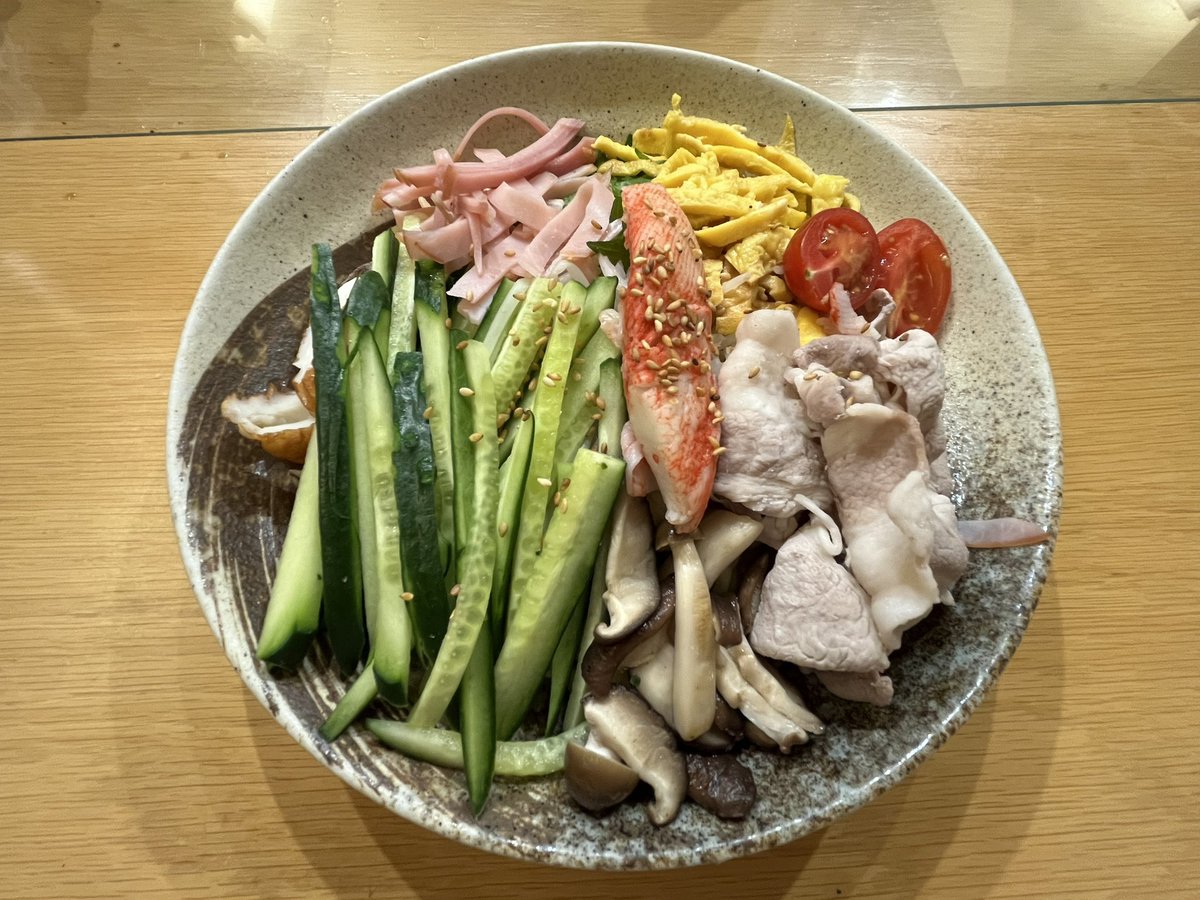 Dronext1965's tweet photo. 今年初の冷やし中華！！
娘が作ってくれました。
冷やし中華好きの自分と娘は、季節に関係なく冷やし中華を食べたい🥢
冬にも冷やし中華、売ってくれないかな🤔 https://t.co/1cODcFBf4n