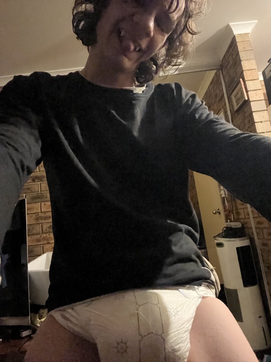 ABDLMANGO's tweet photo. Diaper squishing in my bike. Owoo #ABDL #diaperfurry #diaperboy #diaperTwink #abdlcomunity https://t.co/7P0CItS7W1