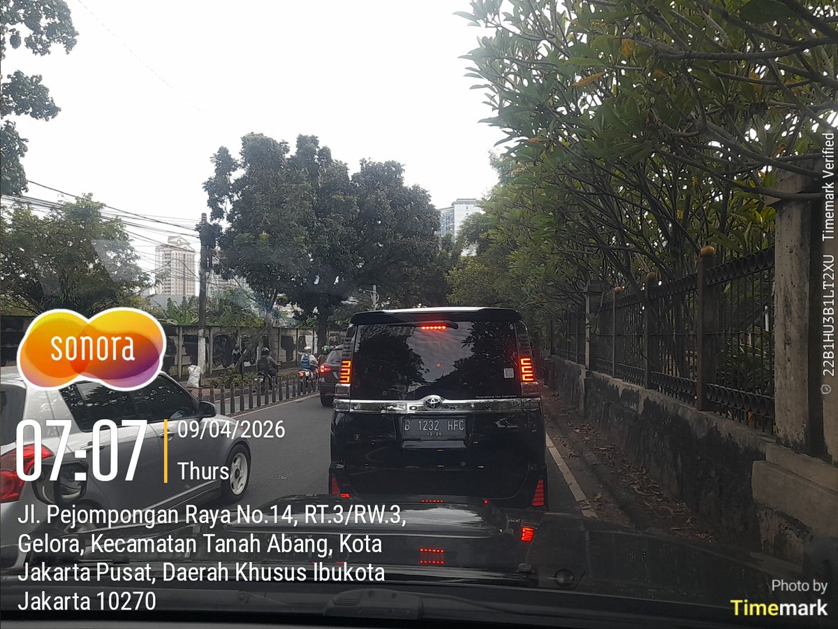 SonoraFM92's tweet image. #LalinSonora 07.35 arus lalin dari stasiun Palmerah menuju Slipi/Pejompongan PADAT #macet, kepadatan akibat antrian di pintu perlintasan KRL Pejompongan, cuaca berawan. (Bp Krishna)