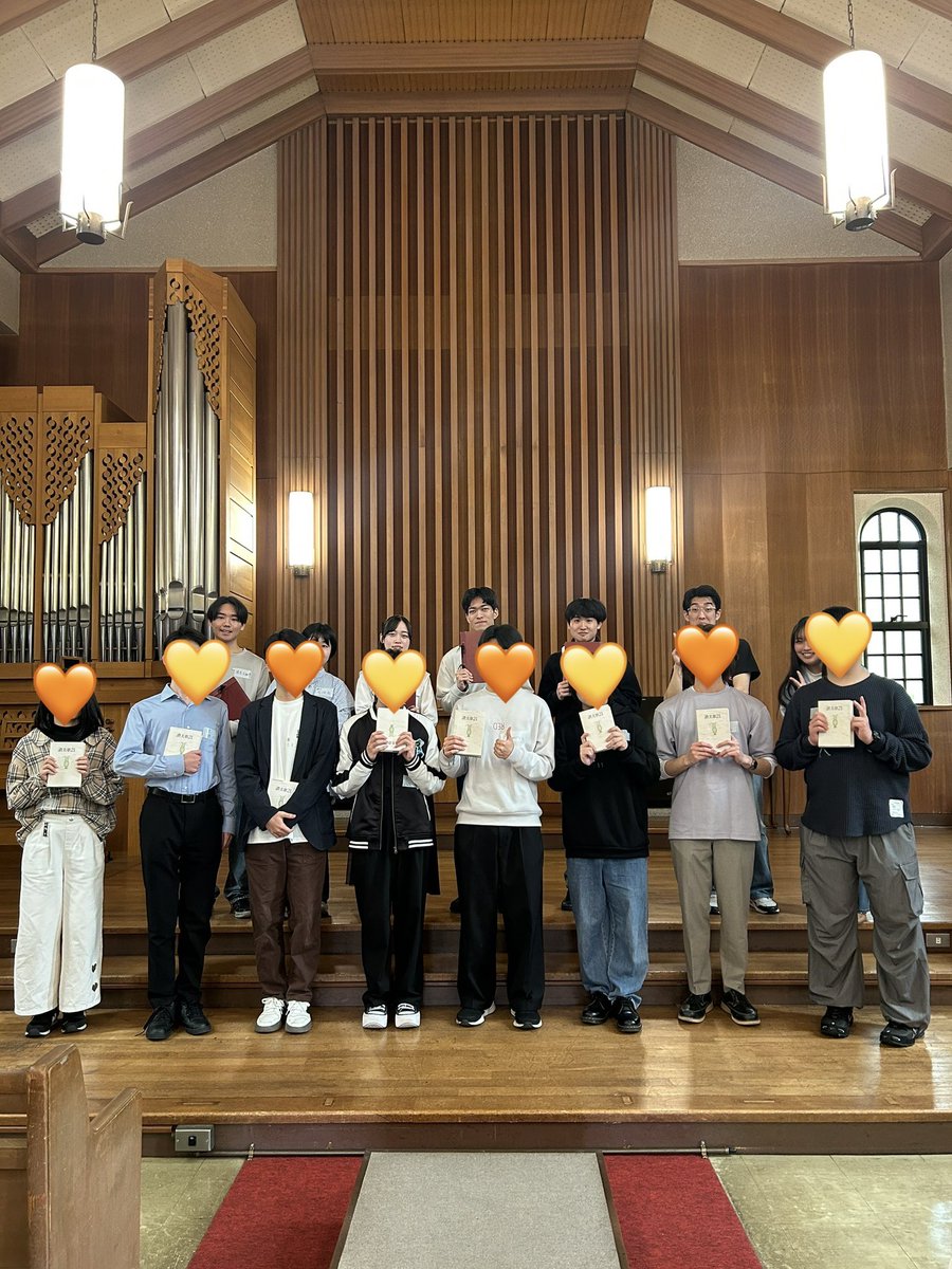 KGChoir_recruit's tweet photo. 新歓の様子です！
来てくれた新入生に向けて演奏を披露したり、新入生と一緒に歌いました！
新歓後半は吉岡記念館でガウンを着たり、カードゲームをして盛り上がりました！
まだまだ隊員募集中です👀
 #春から関学  #関西学院大学  #混声合唱  #聖歌隊 https://t.co/zPswyE2r8F