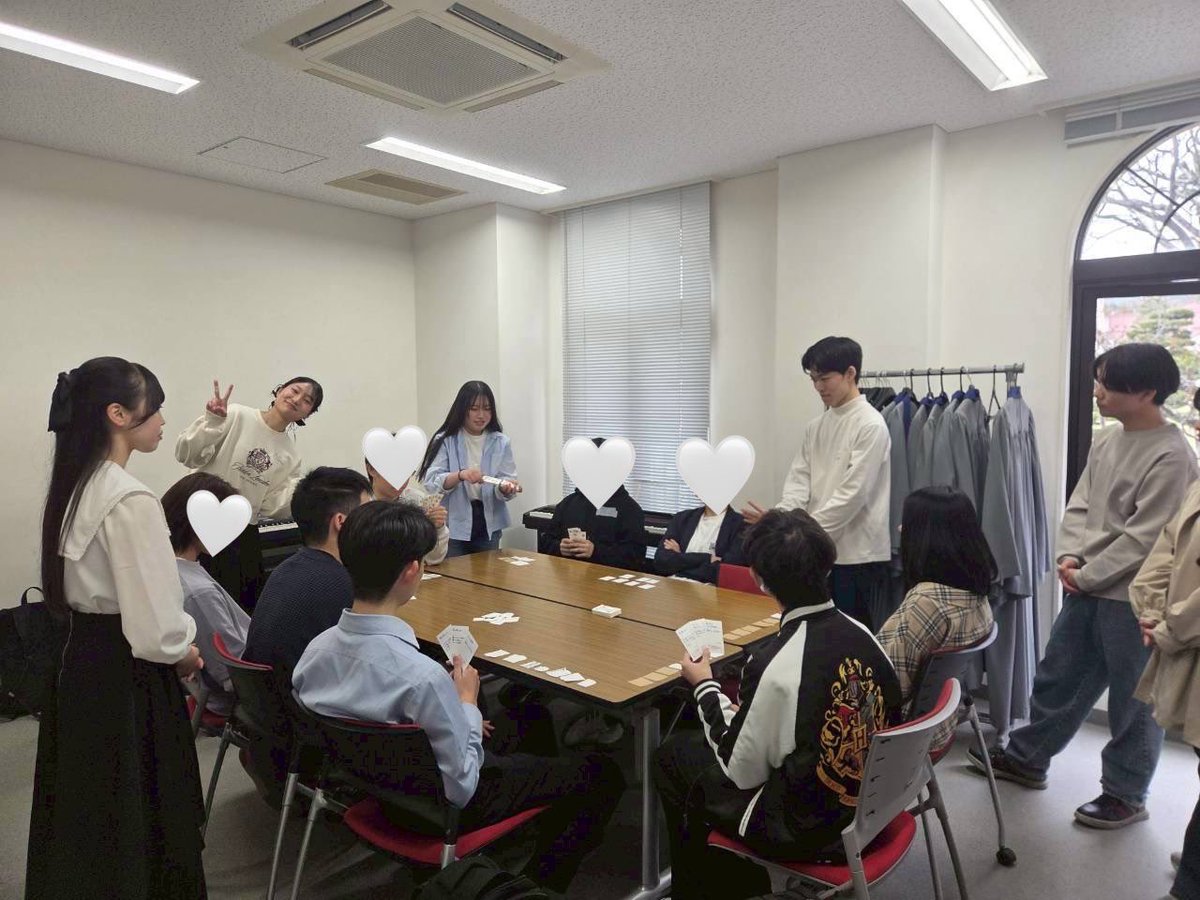 KGChoir_recruit's tweet photo. 新歓の様子です！
来てくれた新入生に向けて演奏を披露したり、新入生と一緒に歌いました！
新歓後半は吉岡記念館でガウンを着たり、カードゲームをして盛り上がりました！
まだまだ隊員募集中です👀
 #春から関学  #関西学院大学  #混声合唱  #聖歌隊 https://t.co/zPswyE2r8F