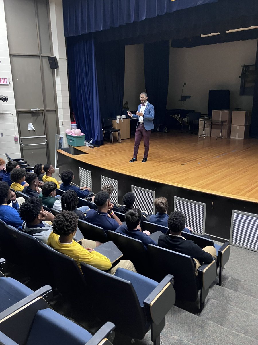 CarencroFB's tweet photo. Special thank you to the man himself Ruben Henderson  for giving our team a message on “tying it right”! 

#Carencro #EXIT4 #GeauxBears #BeAChampion #Capitalize https://t.co/2PLugryYoT