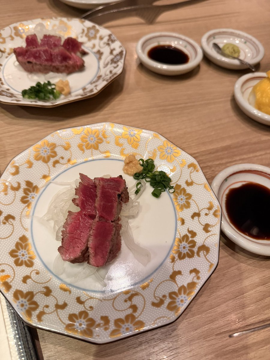 hanahana_014029's tweet photo. #夕食
炭火焼肉 肉の匠ひうち
    人気店らしい

フィレ肉のたたき風😋

ユッケ（湯引き）

（焼肉・塩）😋
タン
イチボ
サガリ
シャトーブリアン

和牛コンソメスープ

（焼肉・タレ）😋
イチボ
サガリ
ヒレ

土鍋で炊くガーリックライス😋
    長谷園の土鍋？

百年梅酒😋

熟成は柔らか〜 https://t.co/kX5YYXppJ7