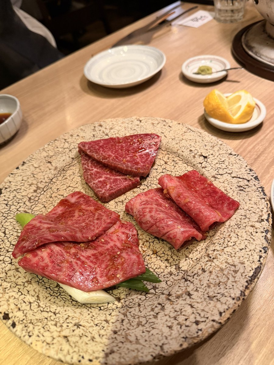 hanahana_014029's tweet photo. #夕食
炭火焼肉 肉の匠ひうち
    人気店らしい

フィレ肉のたたき風😋

ユッケ（湯引き）

（焼肉・塩）😋
タン
イチボ
サガリ
シャトーブリアン

和牛コンソメスープ

（焼肉・タレ）😋
イチボ
サガリ
ヒレ

土鍋で炊くガーリックライス😋
    長谷園の土鍋？

百年梅酒😋

熟成は柔らか〜 https://t.co/kX5YYXppJ7