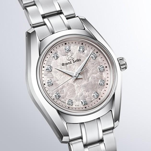 札幌もすっかり春らしくなりましたね。雪白や白樺など、自然の情景を表現した「型打ち文字盤」の美しさは格別です。金属の上に大自然の質感を表現する途方もない技術。手元を見るたびに、外の空気を吸い込みたくなるような爽やかさがあります。

byズン太
#型打ち文字盤 #腕時計 #春の訪れ #