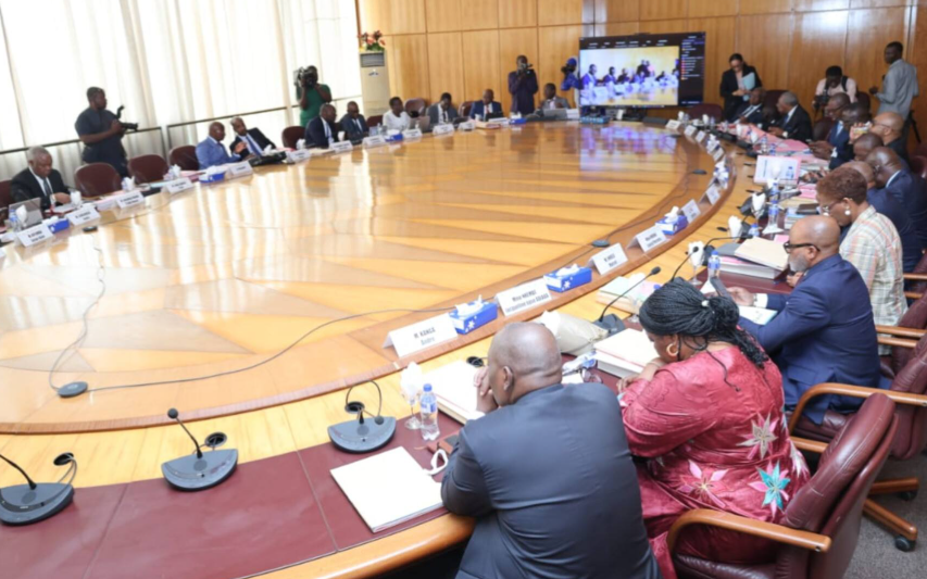 chaddnow's tweet image. #تشاد 🇹🇩 #اقتصاد

تحت إشراف وزارة المالية والميزانية والاقتصاد والتخطيط والتعاون الدولي، يعقد اللجنة الوزارية للاتحاد النقدي لإفريقيا الوسطى (#UMAC) اجتماعها يوم الأربعاء 8 أبريل 2026 في مقر #BEAC بـN’Djamena، برئاسة Tahir Hamid Nguilin، لمناقشة الاستقرار النقدي