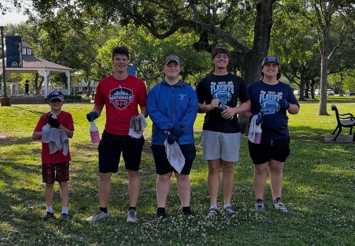 TheJamieLindsey's tweet photo. Monday I joined my teammates on the Friendswood HS football team in the @friendswoodisd Day of Service. The weather and camaraderie made it the perfect day for cleaning up our community park! See more photos at @FwoodFootball! https://t.co/wnjef01aM0