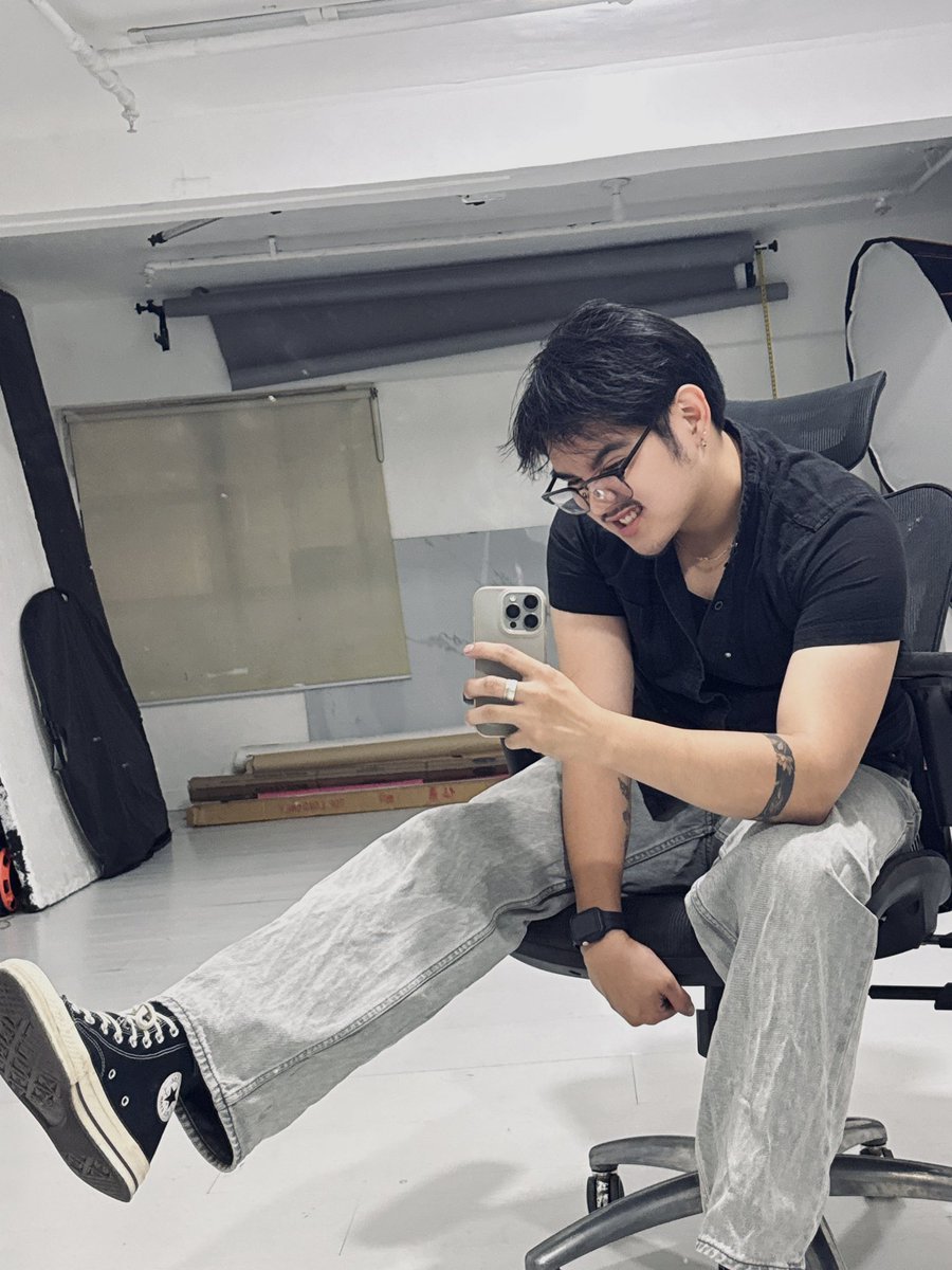 Ed_Mar019's tweet photo. POV: I came to work… but the mirror said ‘main character moment first’ 🥸 https://t.co/de39qXssqi