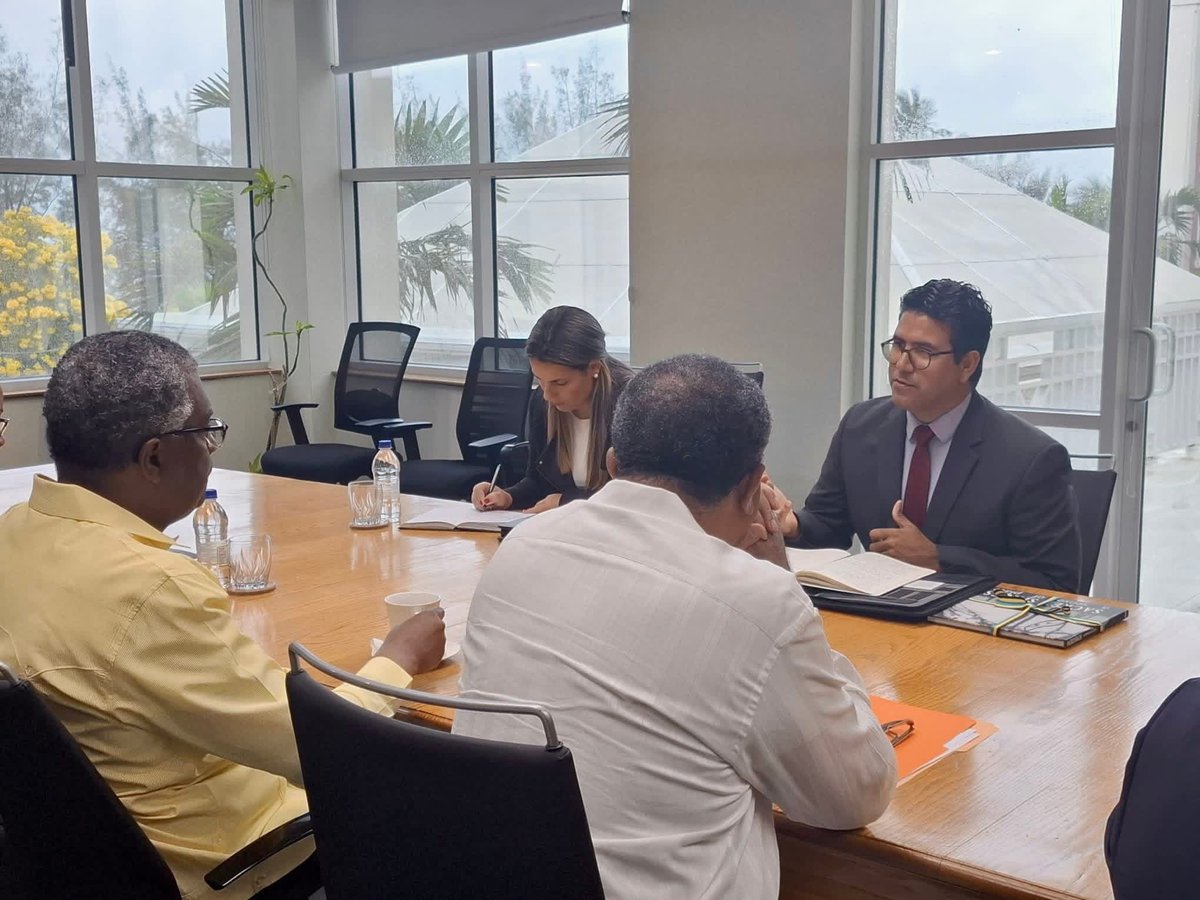 🇧🇸🤝🇨🇺| El Embajador de la República de Cuba en la Mancomunidad de Las Bahamas, Juan Carlos Marcof Sánchez, fue recibido por el Honorable Fred Mitchell, ministro de Relaciones Exteriores de Bahamas con quien sostuvo un cordial encuentro. 

✍️: cubaminrex.cu/es/embajador-c…