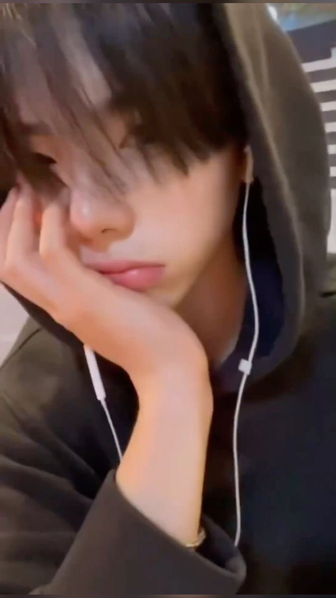 won_vvxx's tweet photo. 후드티 모자를 썻고, 말랑말랑함 https://t.co/TTQZ2CKy2G
