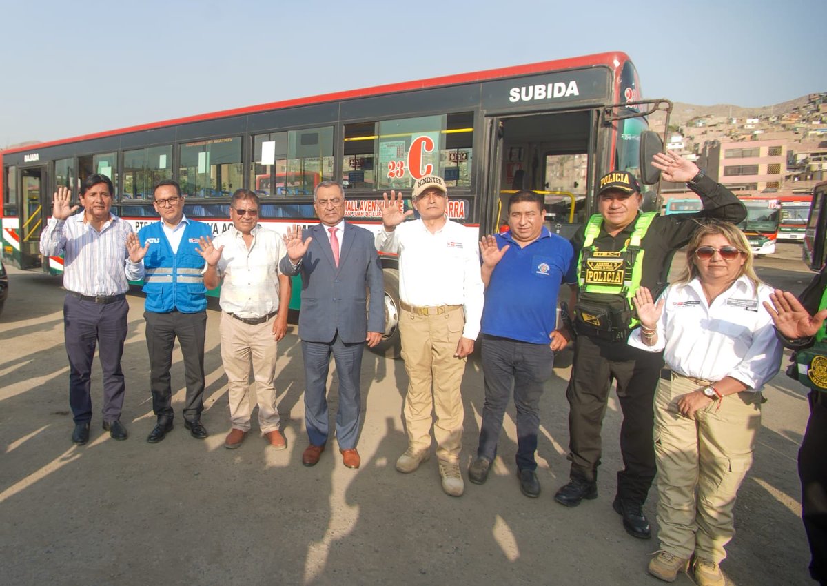 ATU_GobPeru's tweet image. 📌 La #ATU participó en la inauguración del Centro de Monitoreo y Control Operativo de la empresa Santa Catalina, que inició supervisando 75 buses en tiempo real. Además, los vehículos cuentan con un botón de pánico conectado al 105 de la #PNP.

👉gob.pe/es/n/1376480