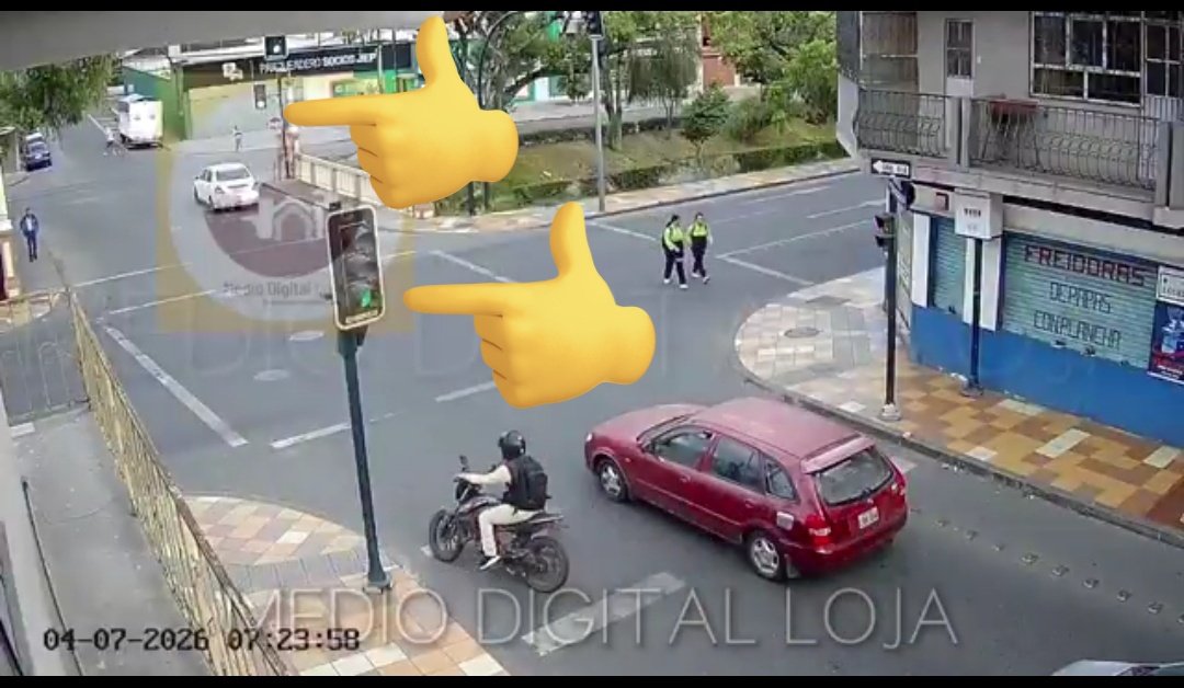 GobDeCarton's tweet photo. @kabuxmore @xalertnow Tiene los dos semáforos en verde el motociclista.. https://t.co/4u1k7pOHPX