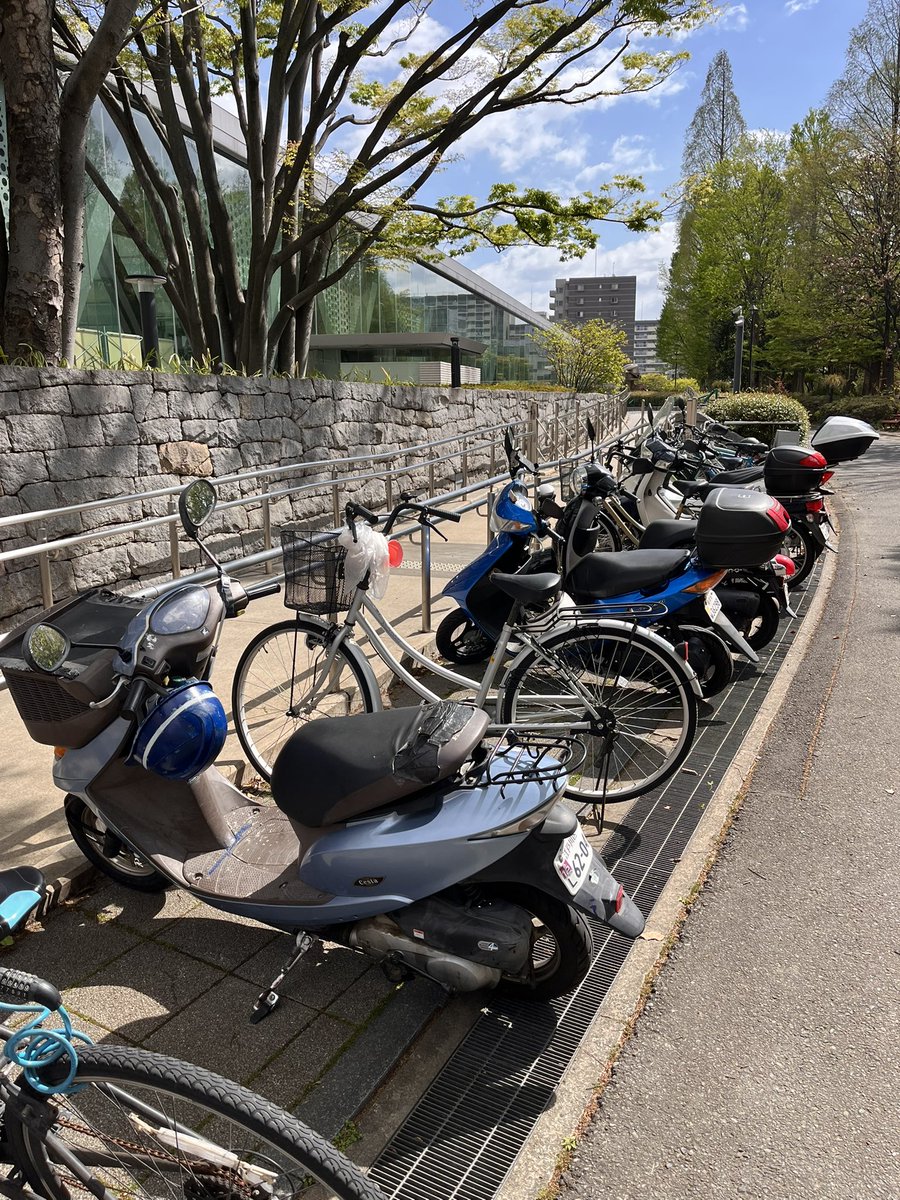 Affechinko's tweet photo. 東京都現代美術館@MOT_art_museum の駐輪場。ここバイク🛵駐車場になってる。自転車はどこに駐輪すればいい。。
管理しないですかね。
#東京都現代美術館　#マナー違反　#社会ルール　#バイク https://t.co/0Y2qepdoBm
