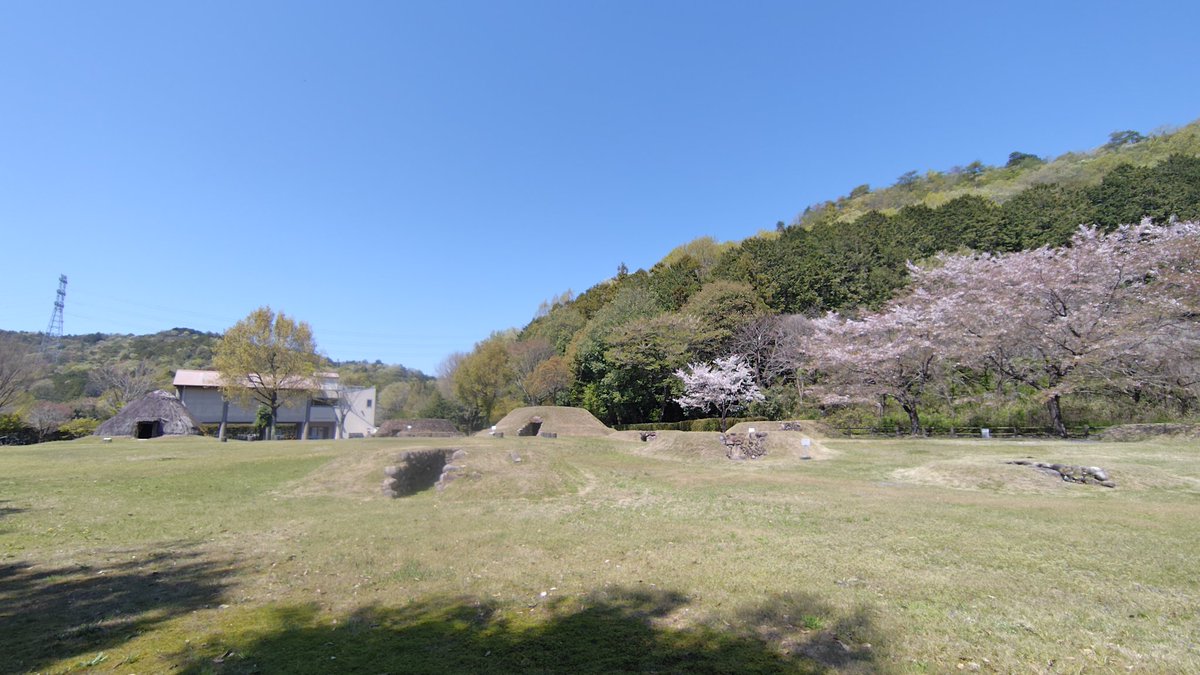 IaTLCMsgwt26E5a's tweet photo. 友人に連れてってもらい、
春の古墳散策を。
岐阜県の塚原遺跡です。
いい天気、イイ古墳。最高✨
葺石は丸いのですぐそこの長良川から持ってきたんだろうなぁ〜　とか、
近くに官衙遺跡もあるので、交通の要所だったりして栄えてたんかなぁ〜　とか。妄想止まらず。でした。 https://t.co/eyyPRwznnG