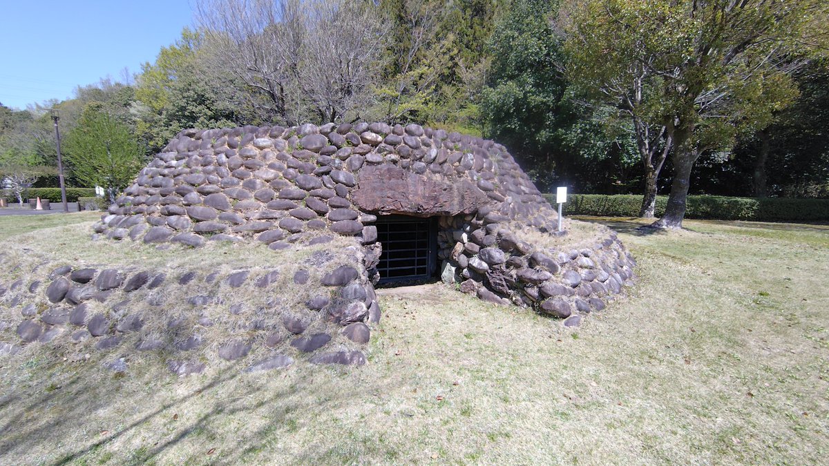 IaTLCMsgwt26E5a's tweet photo. 友人に連れてってもらい、
春の古墳散策を。
岐阜県の塚原遺跡です。
いい天気、イイ古墳。最高✨
葺石は丸いのですぐそこの長良川から持ってきたんだろうなぁ〜　とか、
近くに官衙遺跡もあるので、交通の要所だったりして栄えてたんかなぁ〜　とか。妄想止まらず。でした。 https://t.co/eyyPRwznnG