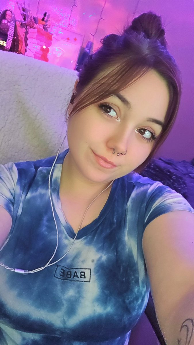 Hi,

Live!
Twitch.tv/tiffkats
And 
tiktok.com/@tiffkats?_r=1…