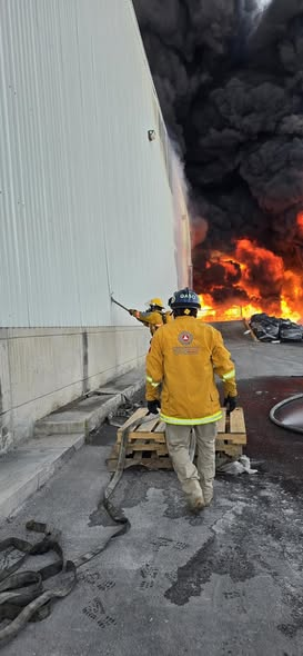 Planoinforma's tweet image. #SLP | 🚨🔥 Incendio en empresa de plásticos moviliza a cuerpos de emergencia

Elementos de seguridad y rescate atienden un incendio en la empresa Polímeros Nacionales, ubicada en el Eje 124 y Av. Comisión Federal de Electricidad, en la Zona Industrial.

▶️ No se reportan