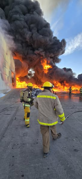 Planoinforma's tweet image. #SLP | 🚨🔥 Incendio en empresa de plásticos moviliza a cuerpos de emergencia

Elementos de seguridad y rescate atienden un incendio en la empresa Polímeros Nacionales, ubicada en el Eje 124 y Av. Comisión Federal de Electricidad, en la Zona Industrial.

▶️ No se reportan