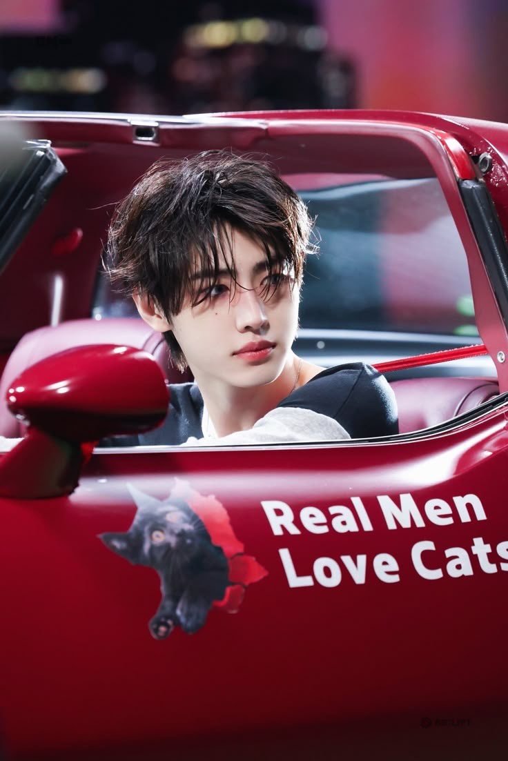 “real men love cats” here’s a thread of sunghoon with his baby cat: