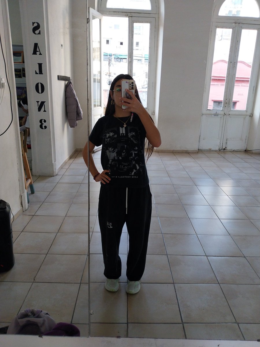 ludmi (ᓀ‸ᓂ) VEO A BANGTAN EL 23 tweet media