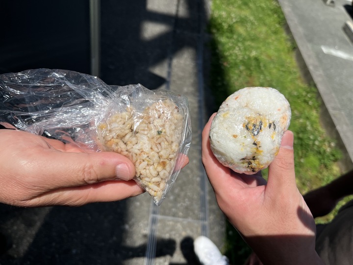 KadenaMss's tweet photo. 🍙おにぎりクラブ結成🍙

利用者さんお二人で「おにぎりクラブ」を結成されました✨本日もそれぞれのお気に入りのおにぎりを持参♪

とても美味しそうで、思わず笑顔に😊
これからの活動も楽しみです！

#おにぎり #日常のひとコマ  #A型事業所 https://t.co/h5TdlmrT7X
