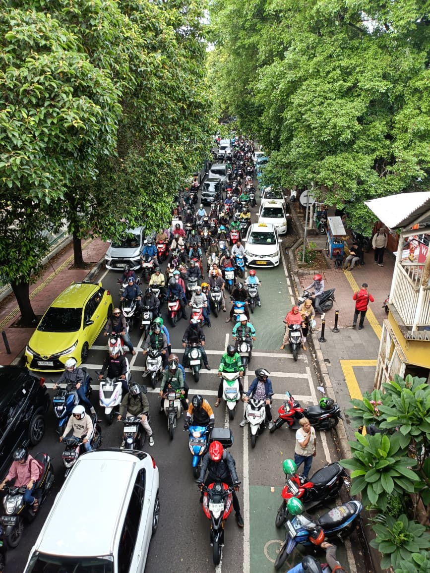 SonoraFM92's tweet image. #LalinSonora 07.50 Kepadatan lalin di sekitar Stasiun Palmerah arah Pejompongan #macet (Lik)