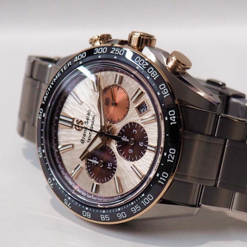 文字盤の外周に細かく刻まれたタキメーターの数字。実際に時速を測る機会はなかなかないですが、この計器感あふれる緻密なデザインがあるだけで、グッとスポーティで男心をくすぐる顔つきになります。機能美という言葉がぴったりの装飾ですね。

byズン太
#タキメーター #クロノグラフ #機能美