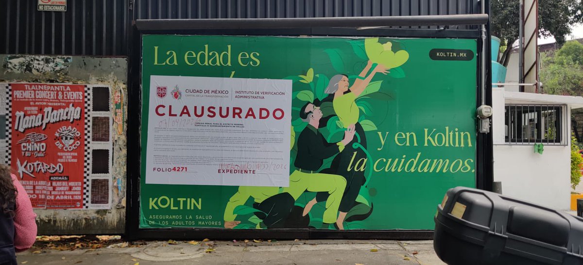 Hoy, la DGPE, en coordinación con el INVEA, realizó un operativo en las alcaldías Miguel Hidalgo y Benito Juárez, donde se colocaron 6 sellos de clausura en 8 vallas, 1 tótem y 1 pantalla, así como 2 sellos de suspensión en 10 vallas, en cumplimiento de la normatividad vigente.