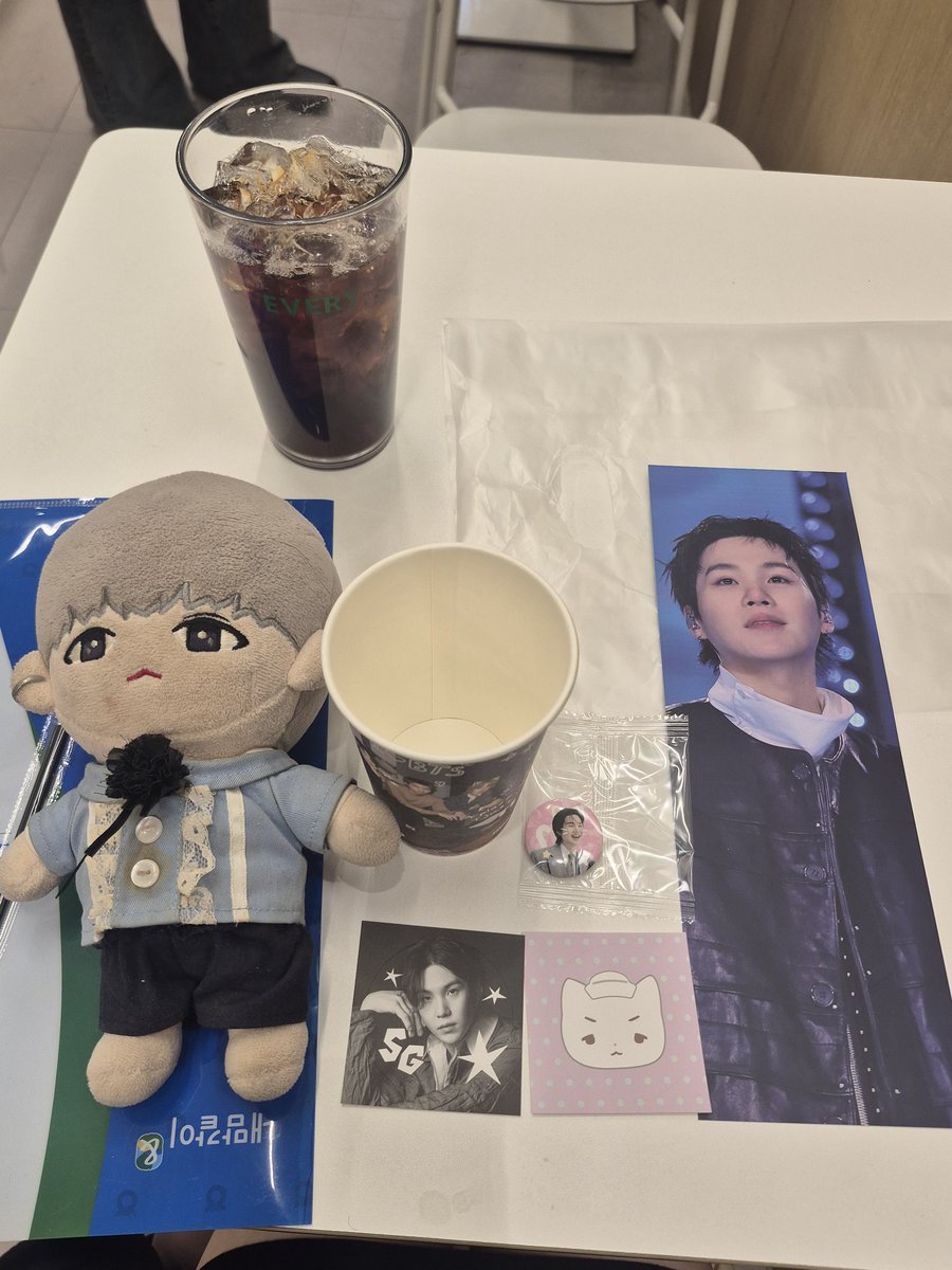 gd5110's tweet photo. 커피 못 마셔서 아이스티 따로 결제하고 특전 받았어요 나눔 너무 감사드립니다💜💜 https://t.co/YoMeXUHQca