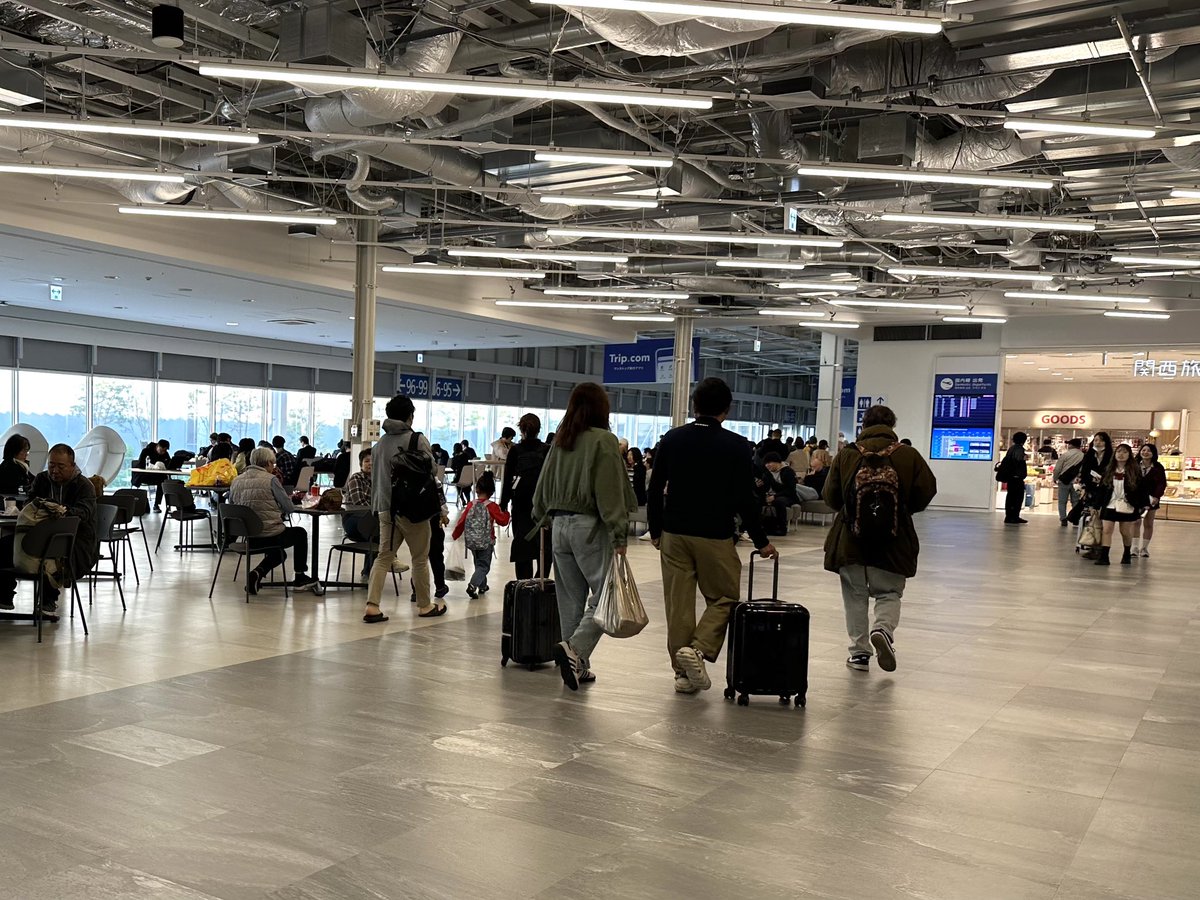 久々に関空第二ターミナルに行くと、ガラリと様子が変わっていてビックリ‼️
チェックイン機、カウンター、手荷物、保安検査、中の待合、お土産屋、飲食店、全てが変わってました。
慣れてない方は、早めに行かれた方が良いかもしれません。