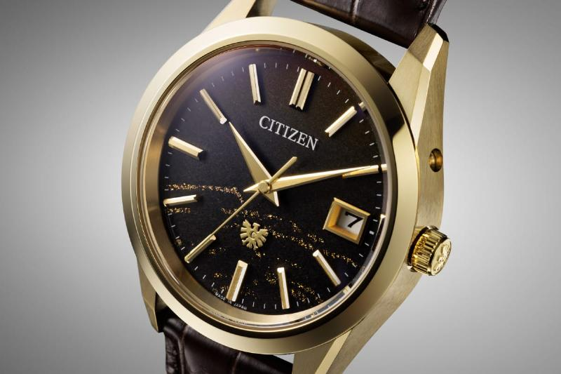 小さな活躍

文字盤のカレンダー窓。ただ穴を開けただけでなく、周囲に金属の縁取りが丁寧に施されているモデルがあります。

この小さな枠があるだけで、文字盤全体の立体感と高級感が格段に上がるから不思議です。細部にこそ神は宿りますね。

byズン太
#腕時計 #デイト表示 #文字盤デザイン