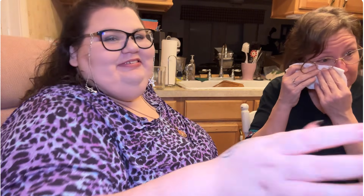 Nikitee01's tweet image. #quirkyloverosee in a picture.. monetizing her moms tears once again. Reaction later tonight.