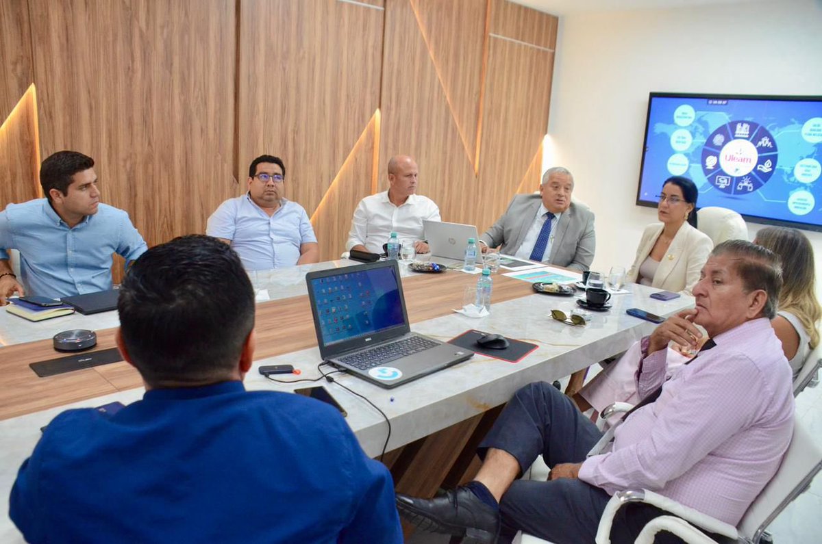 Educacion_Ec's tweet photo. 🤝 En su visita a Manabí, la ministra @GildaAlcivarOk mantuvo importantes encuentros con autoridades académicas para fortalecer la educación superior en la provincia:

📍 En Portoviejo, se reunió con el rector de la @UTMManabi, Santiago Quiroz, donde reafirmaron el compromiso de impulsar acciones que mejoren la calidad académica, fomenten la innovación y generen más oportunidades para los j��venes.

📍 Mientras que en Manta, sostuvo una reunión de trabajo con el rector de la @UleamEcuador, Marcos Zambrano, en la que se presentaron proyectos enfocados en el desarrollo de infraestructura y el fortalecimiento de los ámbitos deportivo y cultural.

#ElNuevoEcuador