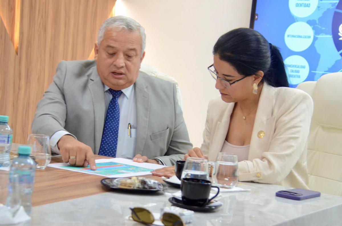 Educacion_Ec's tweet photo. 🤝 En su visita a Manabí, la ministra @GildaAlcivarOk mantuvo importantes encuentros con autoridades académicas para fortalecer la educación superior en la provincia:

📍 En Portoviejo, se reunió con el rector de la @UTMManabi, Santiago Quiroz, donde reafirmaron el compromiso de impulsar acciones que mejoren la calidad académica, fomenten la innovación y generen más oportunidades para los j��venes.

📍 Mientras que en Manta, sostuvo una reunión de trabajo con el rector de la @UleamEcuador, Marcos Zambrano, en la que se presentaron proyectos enfocados en el desarrollo de infraestructura y el fortalecimiento de los ámbitos deportivo y cultural.

#ElNuevoEcuador