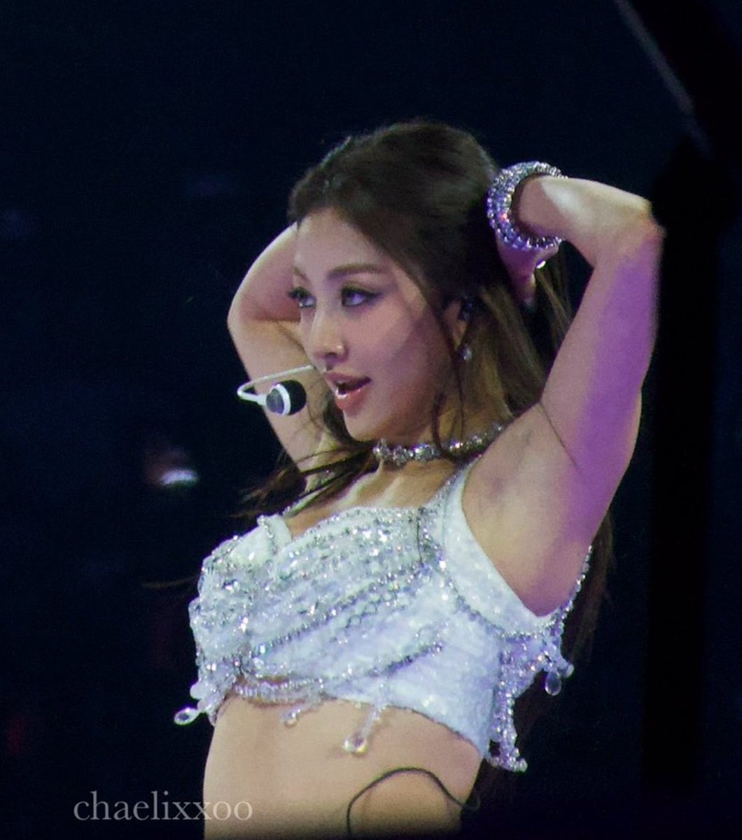 saintshyo's tweet image. shes so vampire coded with this eye makeup